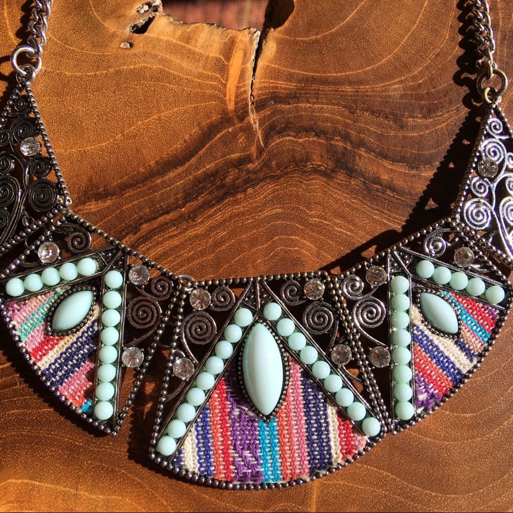 Cool hued and bold threaded pattern silver necklace